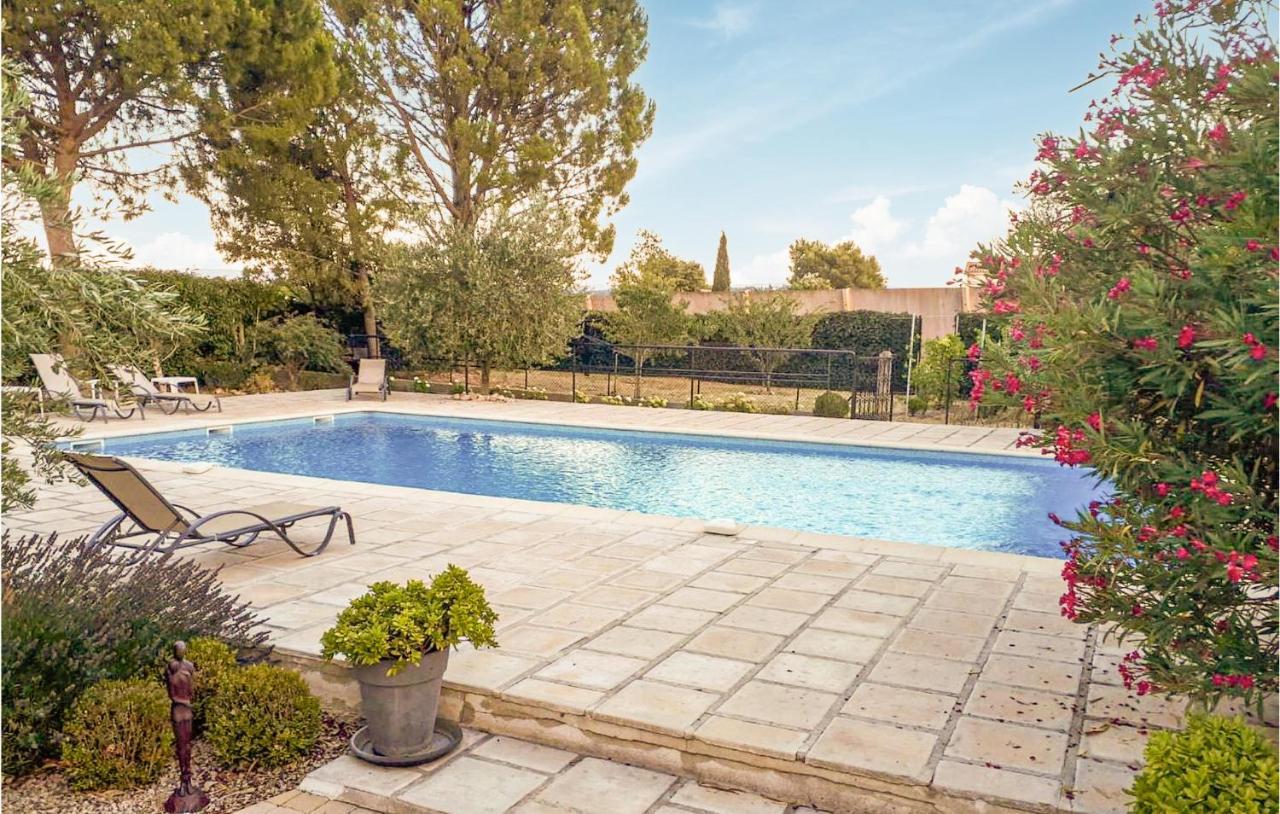 Awesome Home In Carpentras With Outdoor Swimming Pool מראה חיצוני תמונה